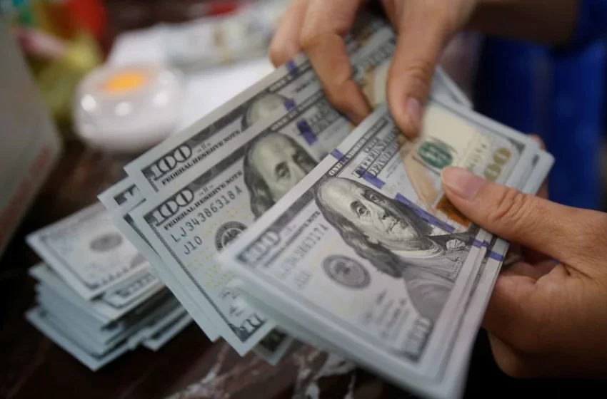  Dolar Merosot Menuju Kerugian Bulanan karena Taruhan Fed Mereda